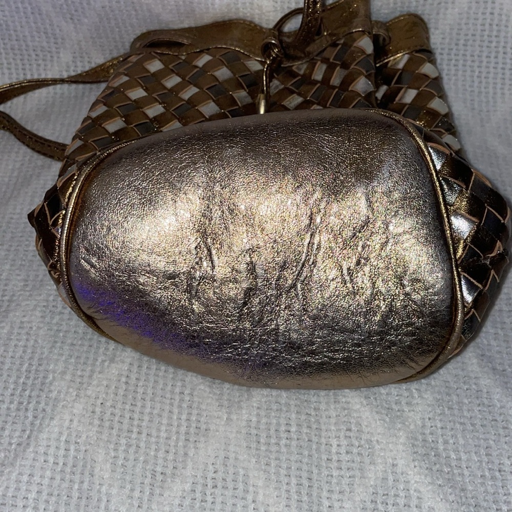 NWOT VINTAGE STUDIO R.  Gold Woven Bucket Bag - Picture 4 of 7